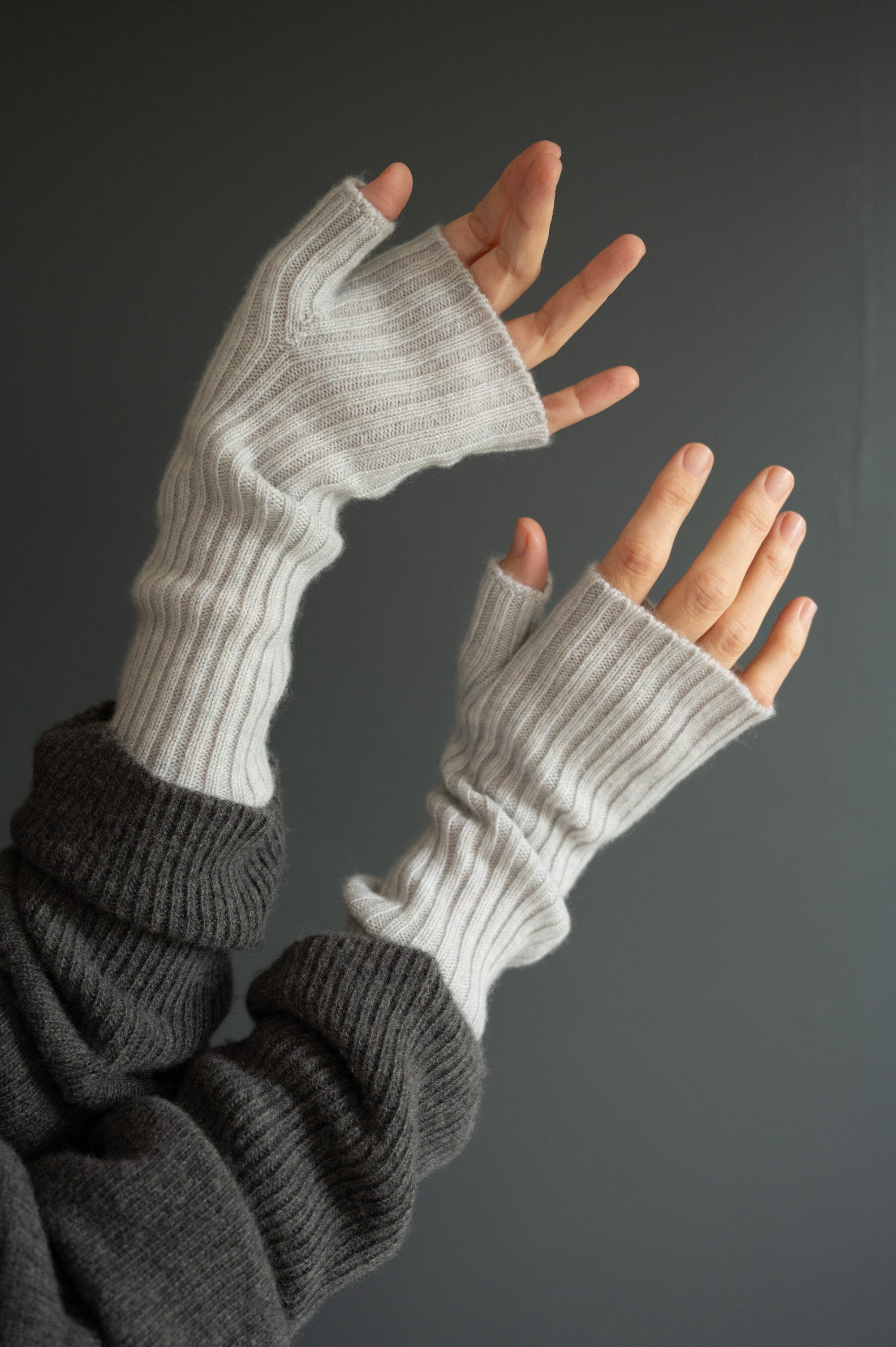 Pure Cashmere Ribbed Mittens With Thumb in Light Grey