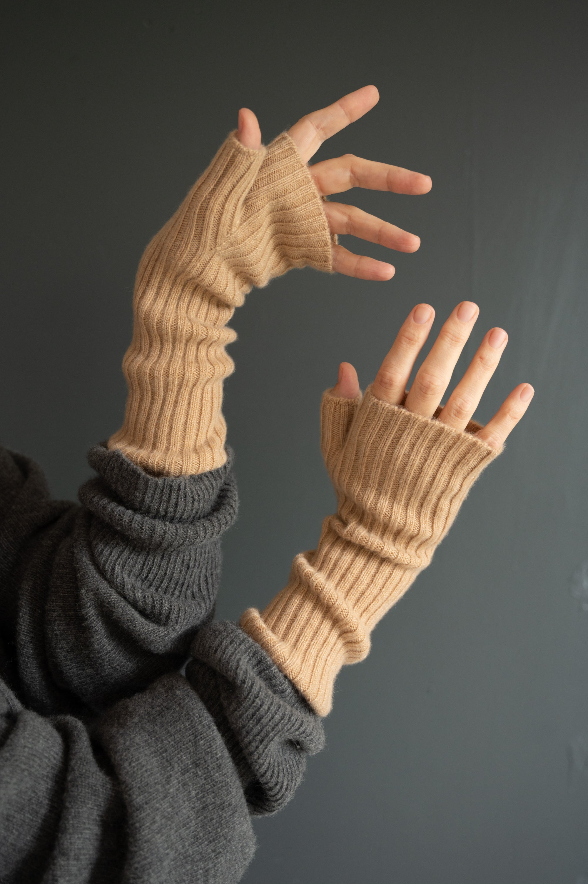 Pure Cashmere Ribbed Mittens With Thumb in Dune