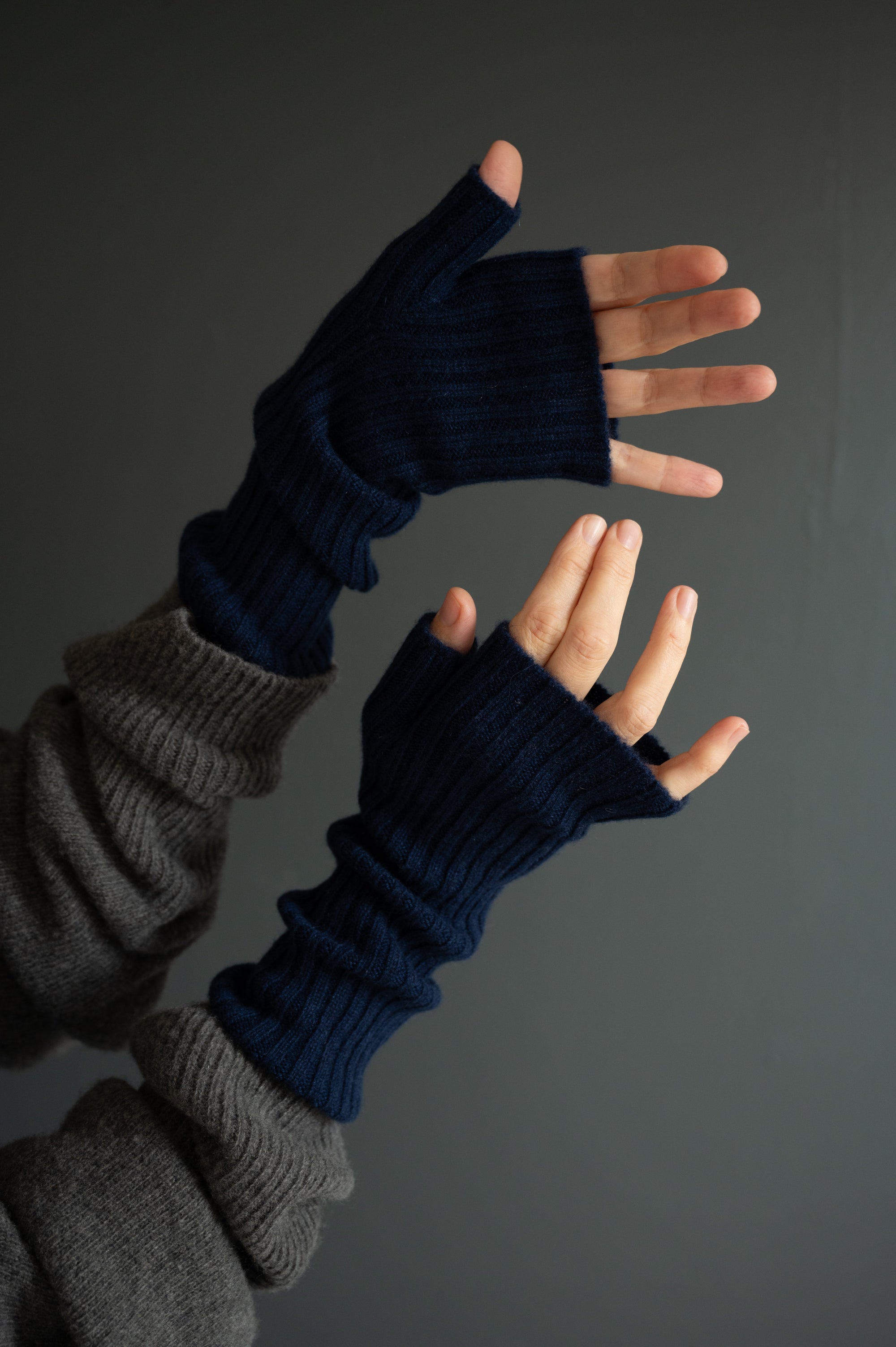 Pure Cashmere Ribbed Mittens With Thumb in Navy