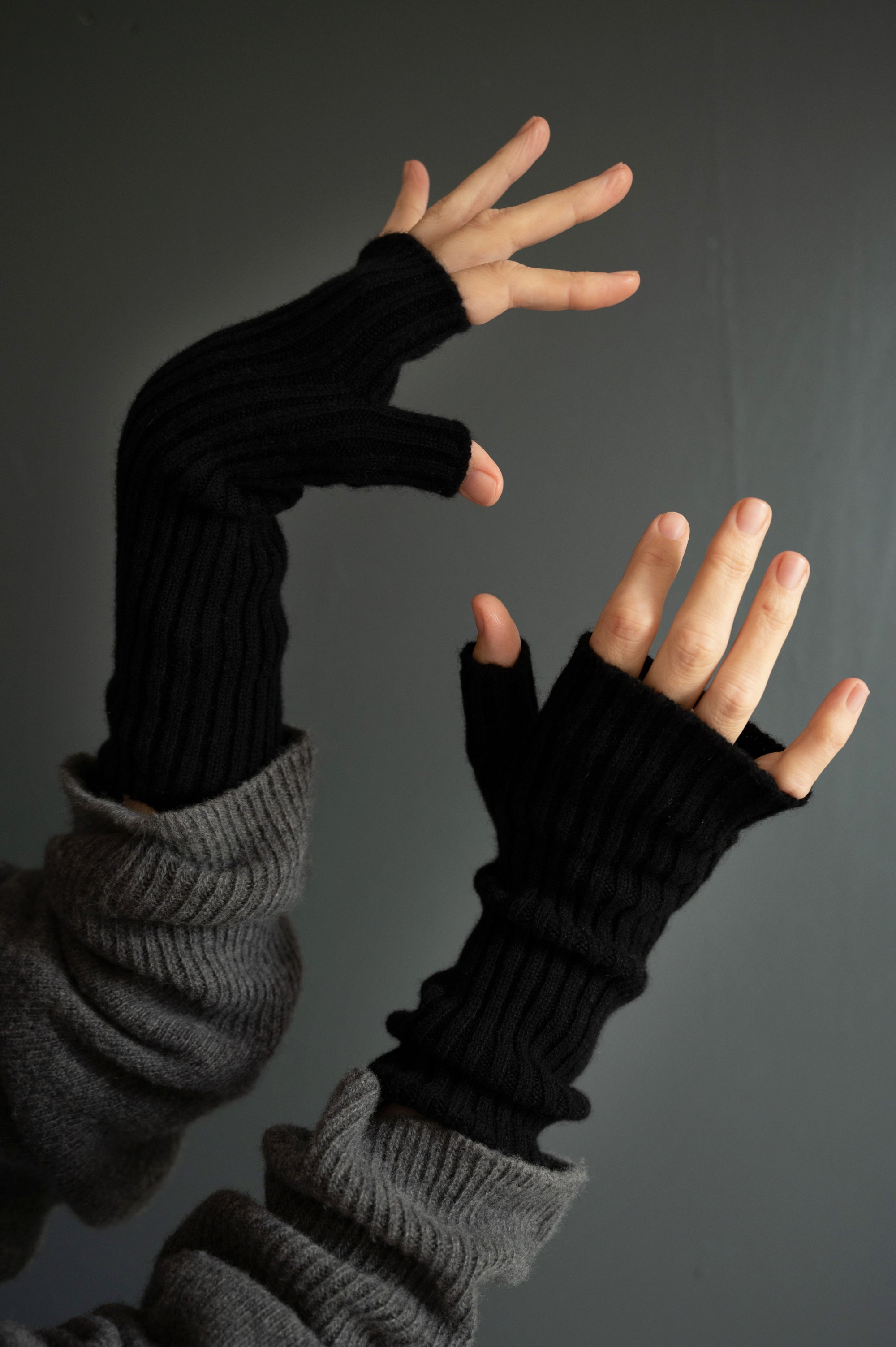 Pure Cashmere Ribbed Mittens With Thumb in Black