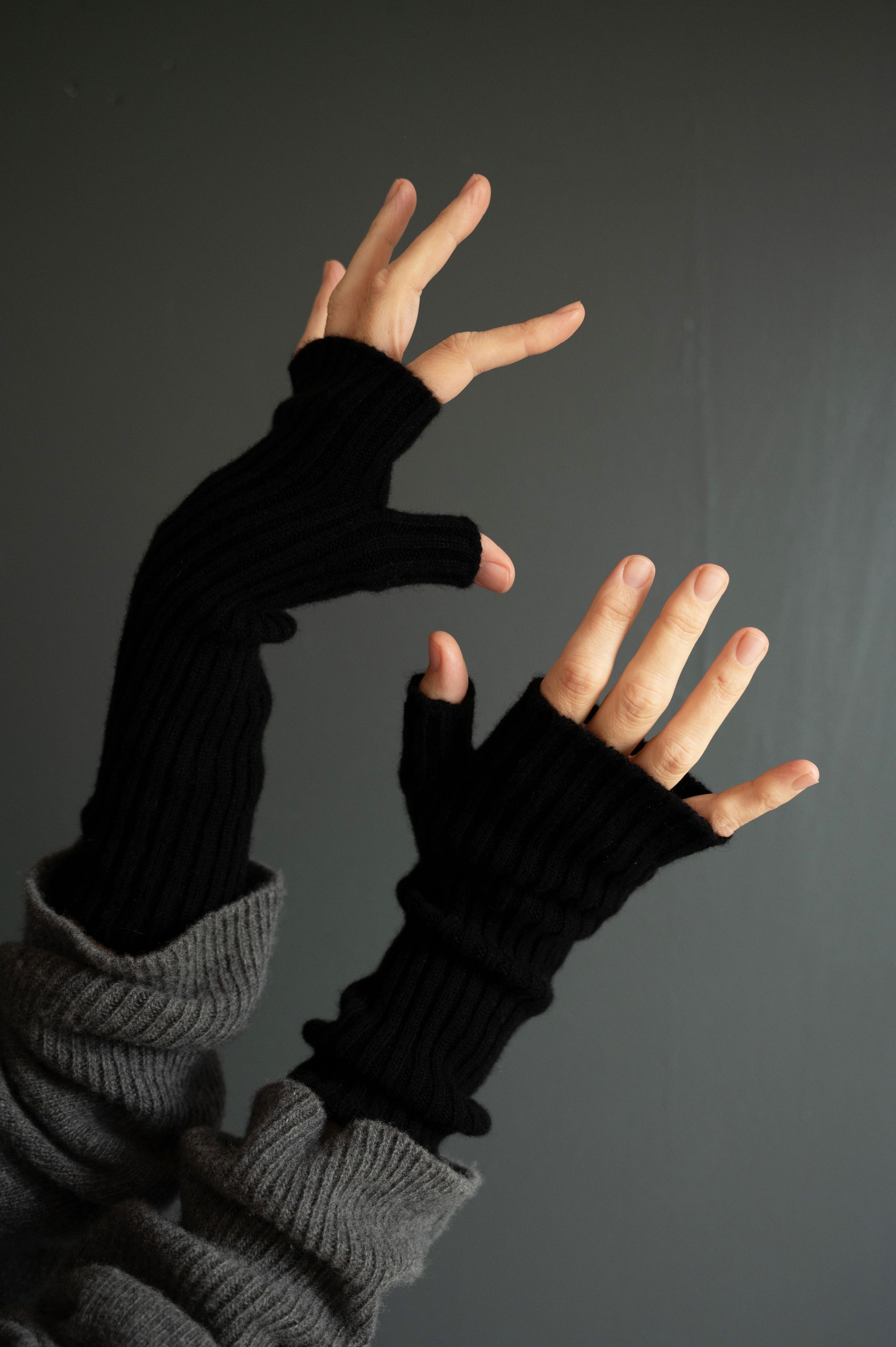 Pure Cashmere Ribbed Mittens With Thumb in Black