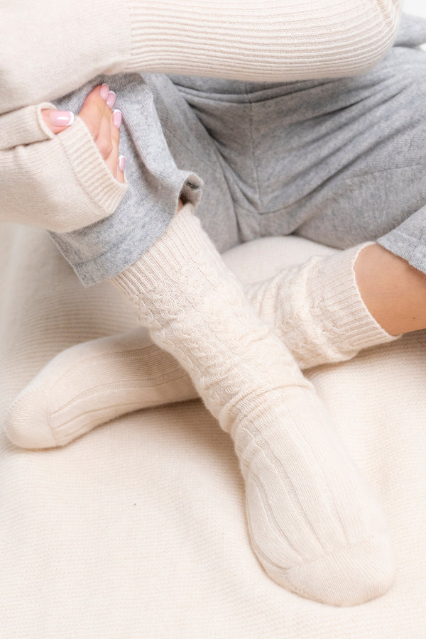 Kaschmir-Bettsocken im Aran-Stich